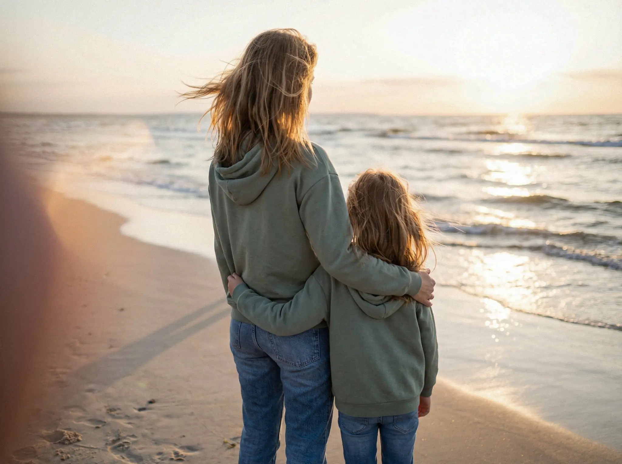 Stoję z córką nad morzem o zachodzie słońca, obejmuję ją i razem szukamy nadziei po trudnym czasie.
